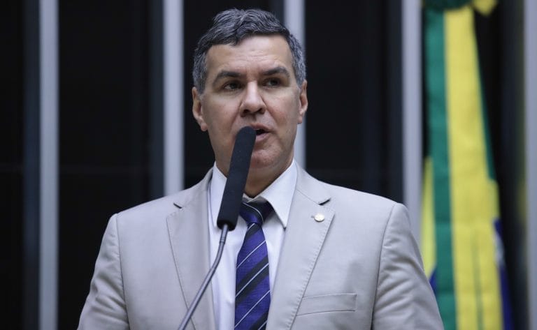 Deputado Capitão Augusto fala ao microfone