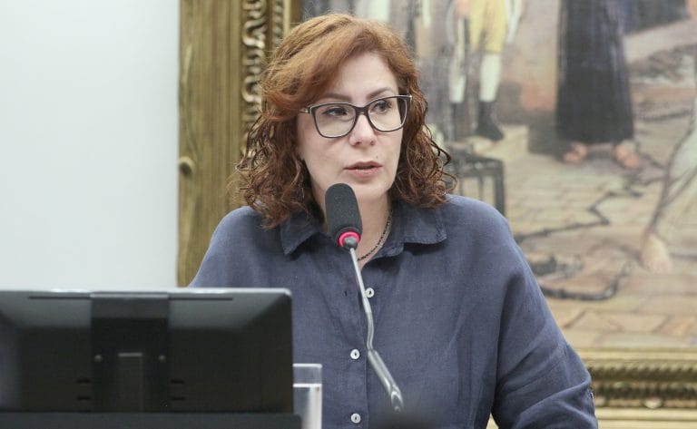 Deputada Carla Zambelli fala ao microfone