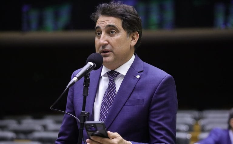 Deputado Gilvan Maximo fala ao microfone