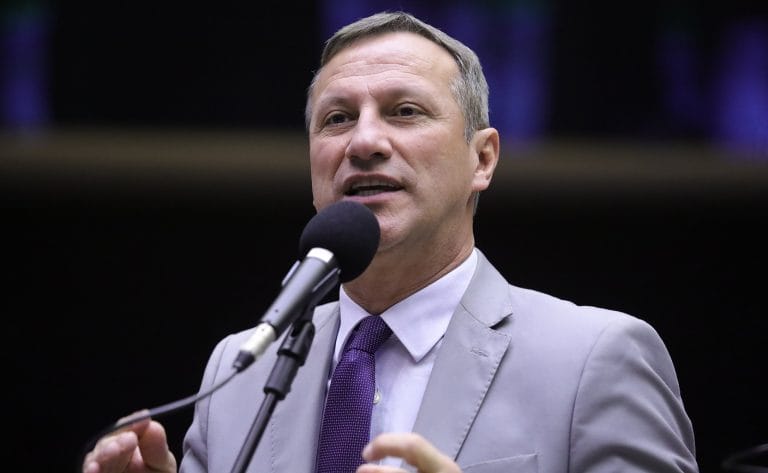 Deputado Sanderson fala ao microfone