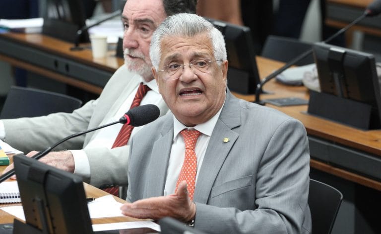 Deputado Bacelar fala ao microfone