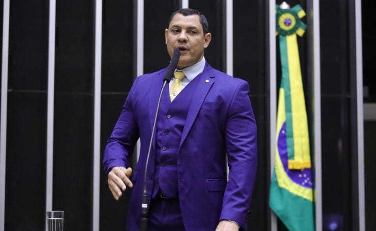 Deputado Coronel Ulysses fala ao microfone