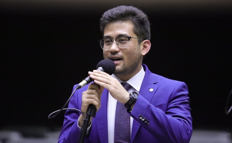 Deputado Kim Kataguiri fala ao microfone