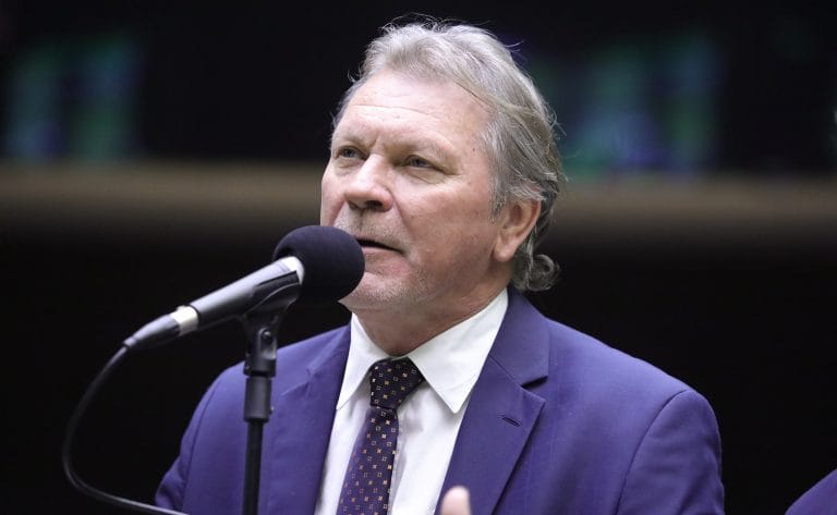 Deputado Afonso Hamm fala ao microfone