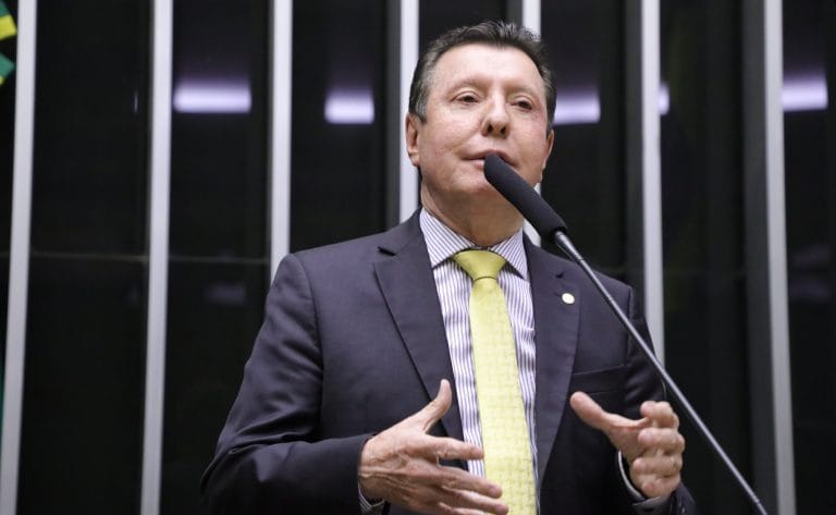 Deputado José Nelto fala ao microfone