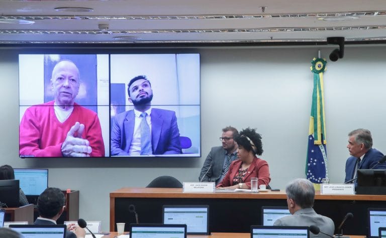Pessoas sentadas à mesa