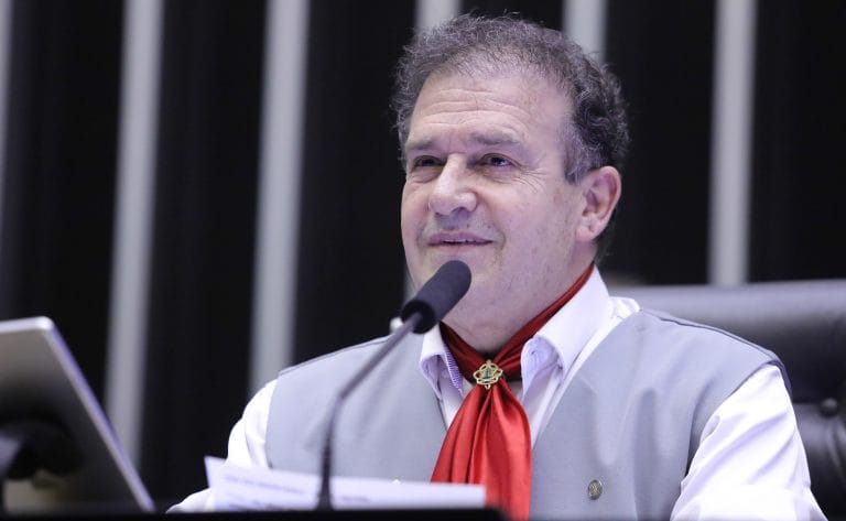 Deputado Pompeo de Mattos fala ao microfone