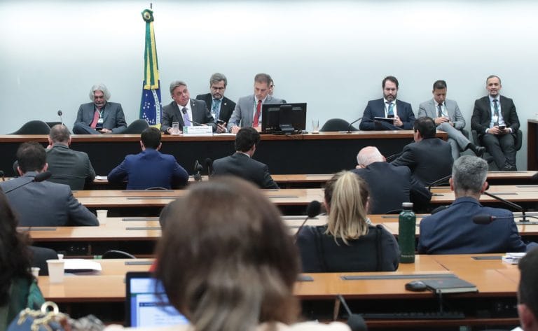Discussão e votação de propostas legislativas.