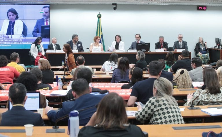 Audiência Pública – Debate sobre a PEC 006/2024 e a PEC 555/2006 - extinção das contribuições previdenciárias de aposentadas, aposentados e pensionistas