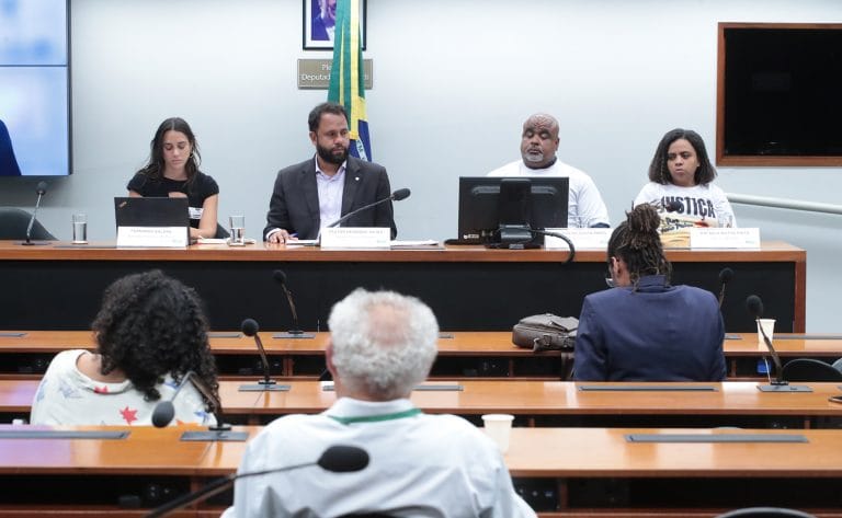 Audiência Pública - Uso de câmeras corporais nas fardas de agentes de segurança pública. Representante - Defensoria Pública São Paulo, Fernanda Balera; Dep. Pastor Henrique Vieira (PSOL - RJ). Pai de João Pedro, Neilton da Costa Pinto. Mãe de João Pedro, Rafaela Matos Pinto.