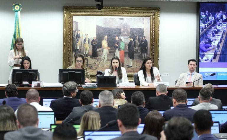 Pessoas sentadas à mesa