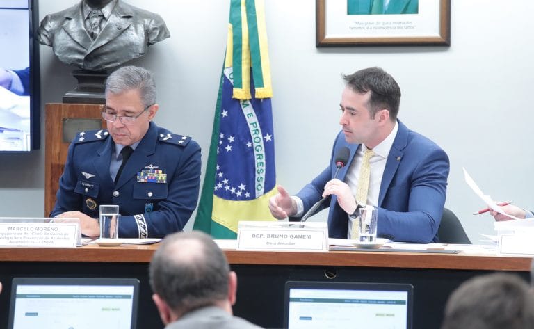 Pessoas sentadas à mesa