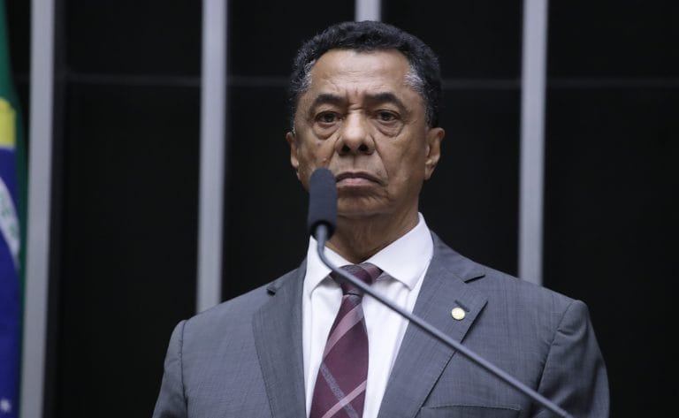 Deputado Damião Feliciano fala ao microfone