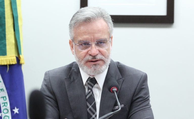 Gilberto Abramo fala ao microfone