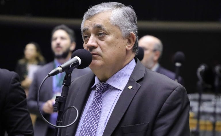 Deputado José Guimarães fala ao microfone