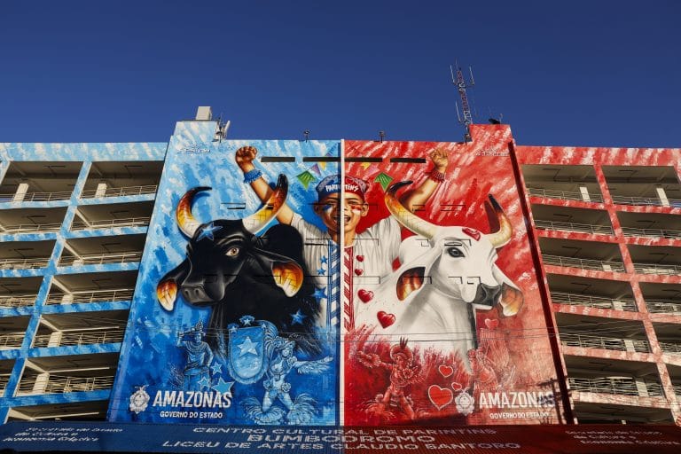 Mural dos bumbás Boi Caprichoso e Boi Garantido decora o Bumbódromo para 57º Festival Folclórico de Parintins