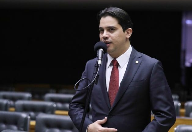 Deputado Júnior Mano fala ao microfone