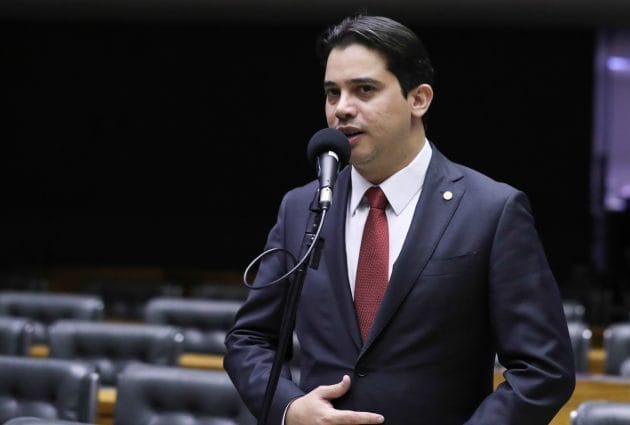 Deputado Júnior Mano fala ao microfone