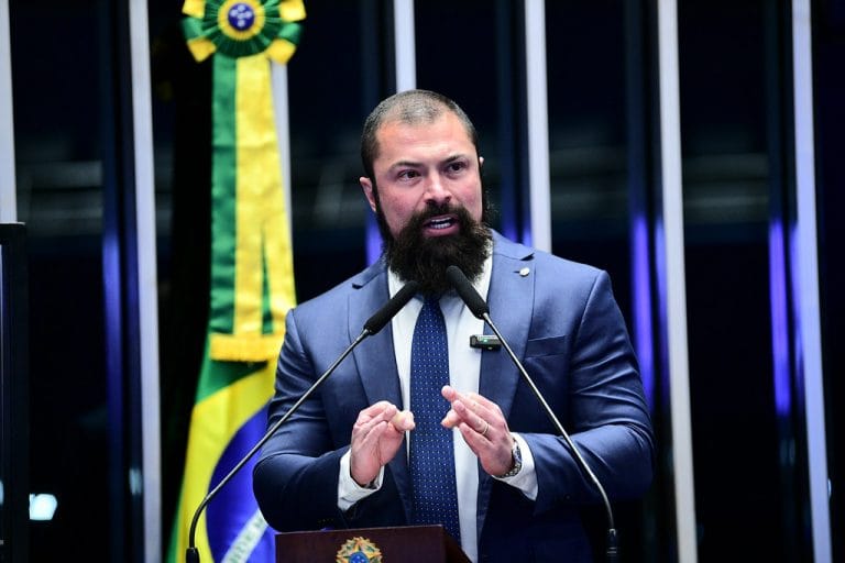 Deputado Delegado Paulo Bilynskyj fala ao microfone