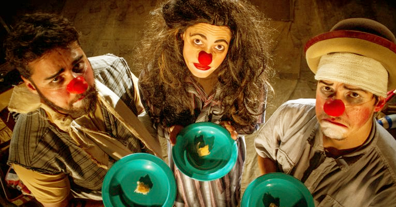 Cena do espetáculo Três Pratos de Trigo para Três Palhaces Tristes