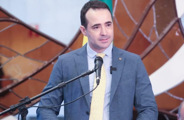 Deputado Bruno Ganem fala ao microfone