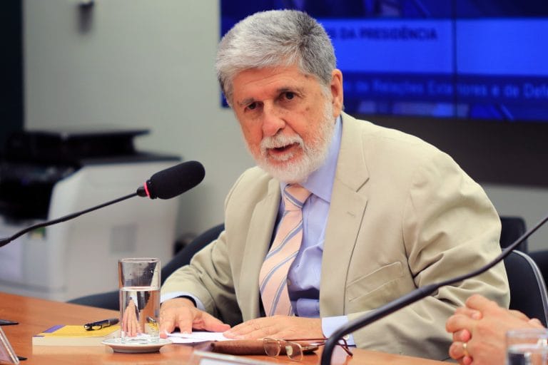 Embaixador Celso Amorim fala ao microfone