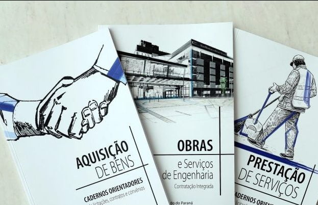 Livros sobre licitações em cima de uma mesa