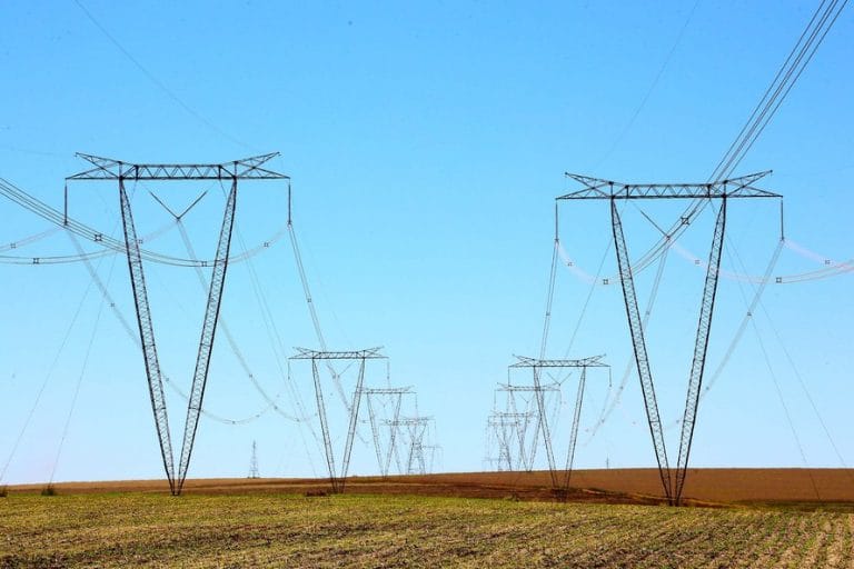 Torres de distribuição de energia elétrica