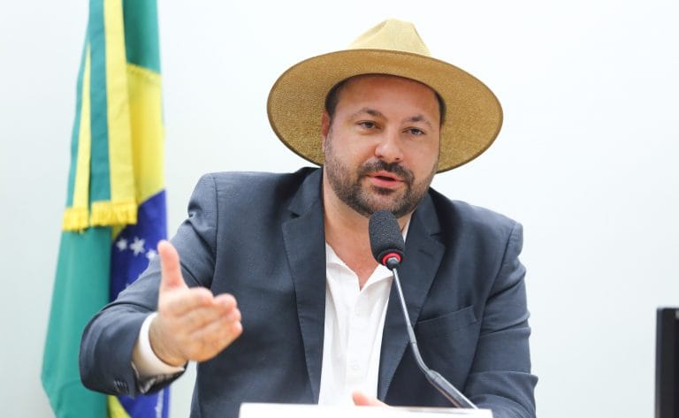 Deputado Geraldo Mendes fala ao microfone