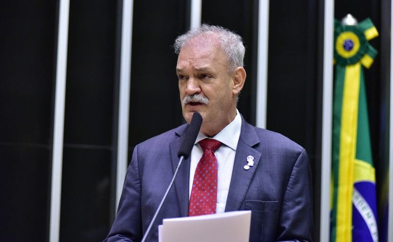 Deputado Geraldo Resende fala ao microfone