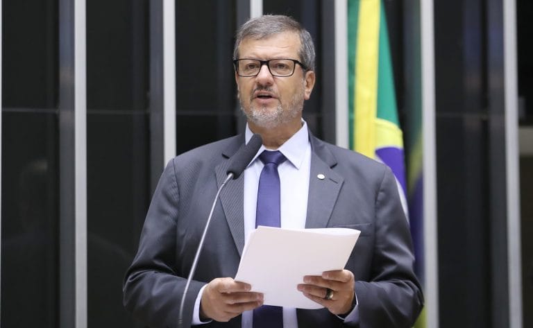 Deputado Alexandre Lindenmeyer fala ao microfone