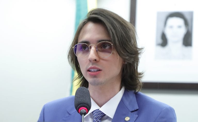 Deputado Amom Mandel fala ao microfone