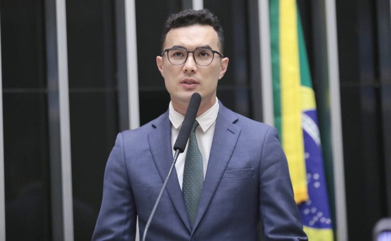 Deputado Pedro Aihara fala ao microfone