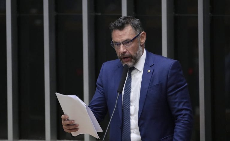 Deputado Marangoni fala ao microfone