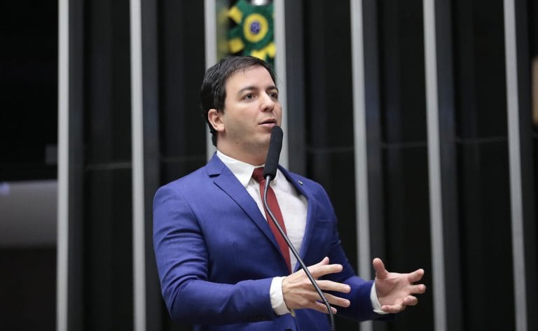 Deputado Célio Studart fala ao microfone