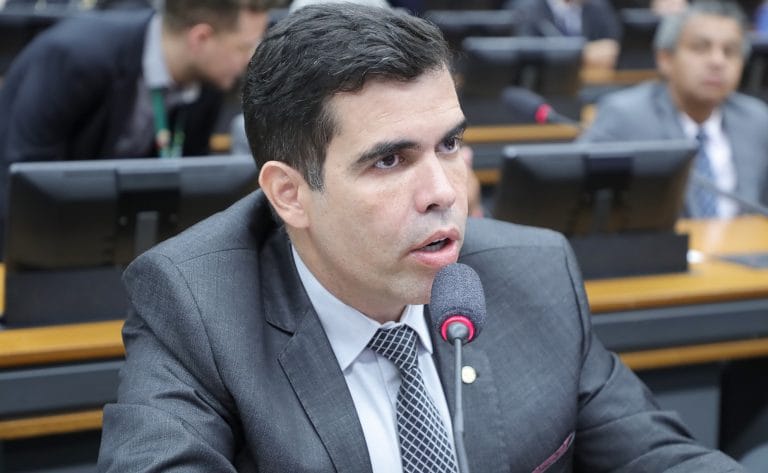 Deputado Ricardo Ayres fala ao microfone