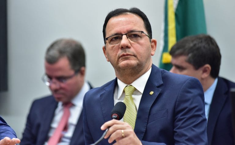 Deputado Júnior Ferrari fala ao microfone