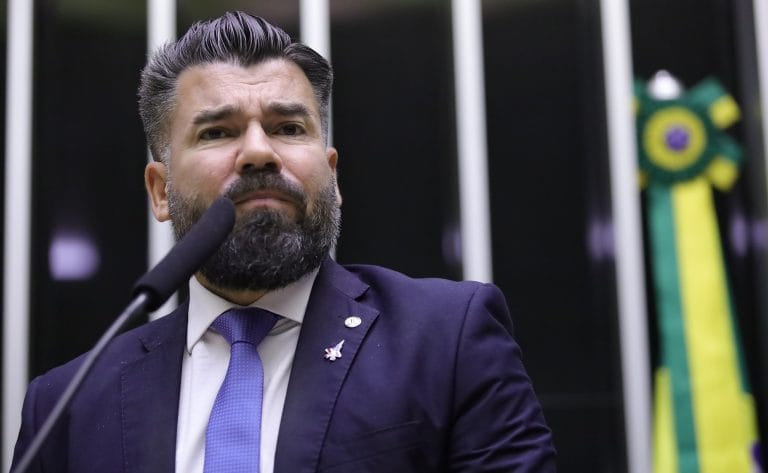 Deputado Delegado Caveira fala ao microfone