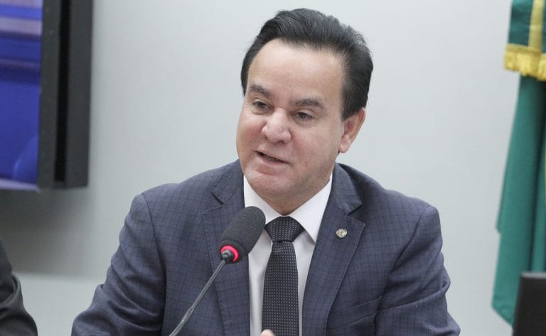 Deputado Adilson Barroso fala ao microfone