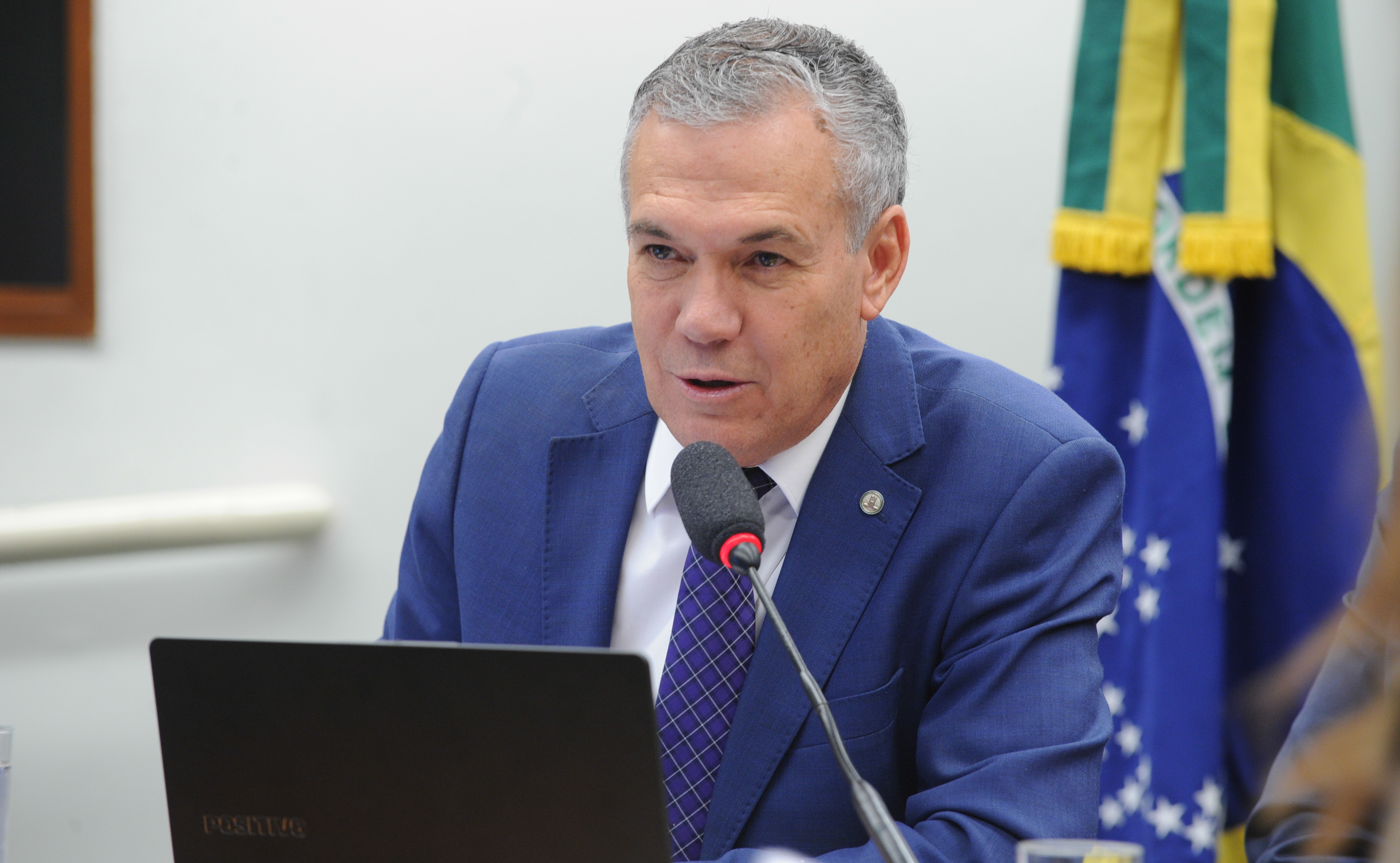Deputado Zé Silva fala ao microfone