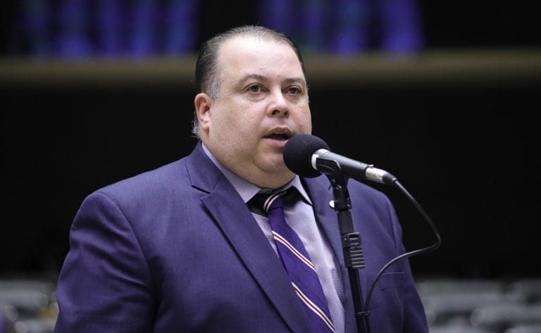 Deputado Julio Cesar Ribeiro fala ao microfone