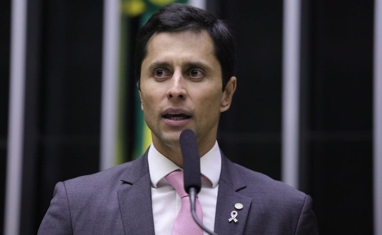 Deputado Duarte Jr. fala ao microfone
