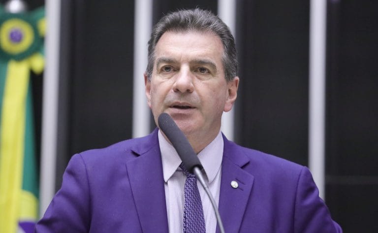 Deputado Cobalchini fala ao microfone