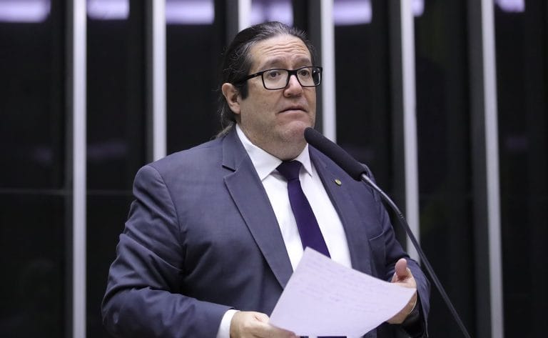 Deputado Tarcísio Motta fala ao microfone