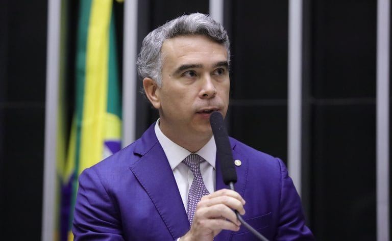 Deputado Rafael Brito fala ao microfone