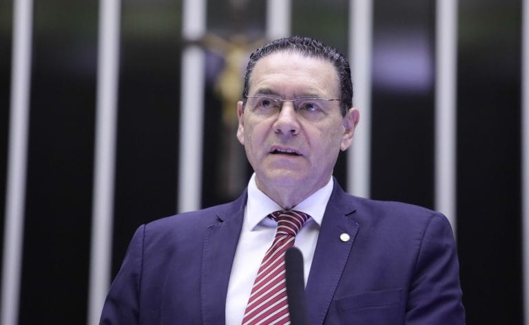 Deputado Vitor Lippi fala ao microfone