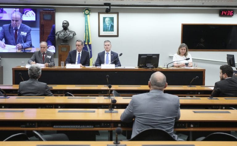 Audiência Pública - Revisão da legislação portuária. Consultor da CEPORTOS, Bruno Dalorto Marques. Relator, Desembargador Celso Peel. Ministro do TST e Presidente da Comissão de Juristas da Câmara dos Deputados - Tribunal Superior do Trabalho - TST e Comissão de Juritas da CD, Douglas Alencar Rodrigues. Membra da CEPORTOS, Jacqueline Wendpap.