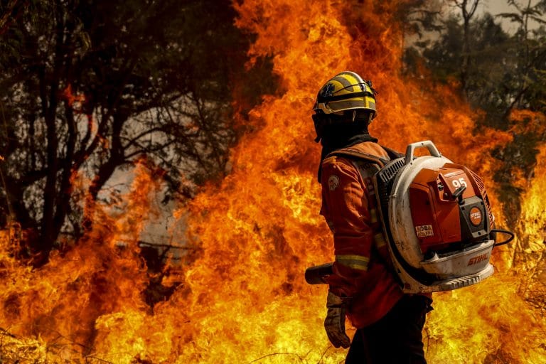 Brigadistas do Instituto Brasília Ambiental e Bombeiros do Distrito Federal combatem incêndio em área de cerrado próxima ao aeroporto de Brasília