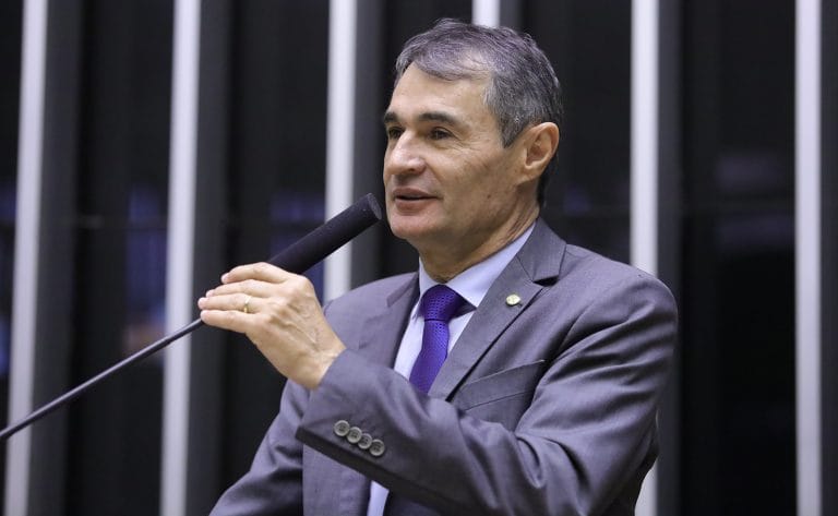 Deputado Romero Rodrigues fala ao microfone