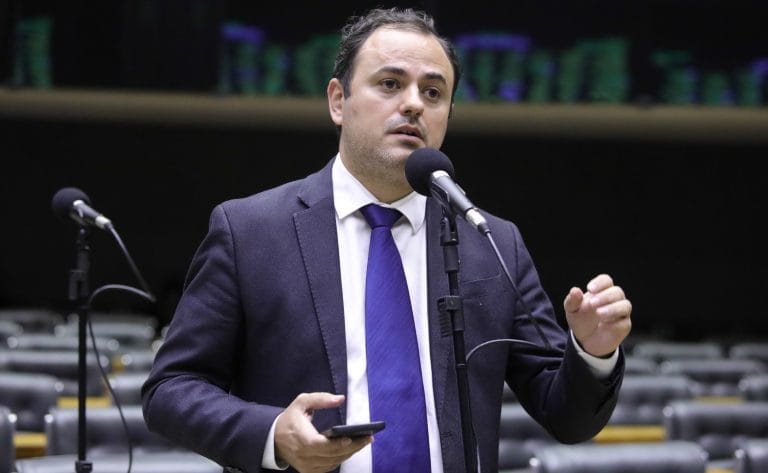 Deputado Glauber Braga fala ao microfone